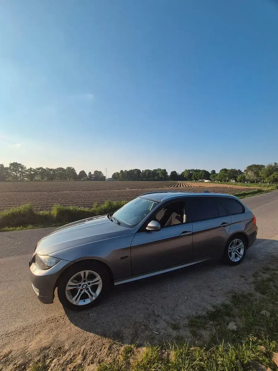 Gebraucht BMW 320 184 PS (135 kW) 2010 Grau Kombi
