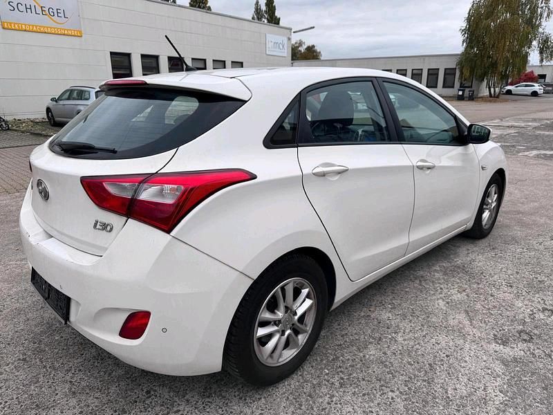 Weiß Gebraucht 2015 Hyundai i30 Limousine | 4.200 € (Guter Preis) - Bild 1/4