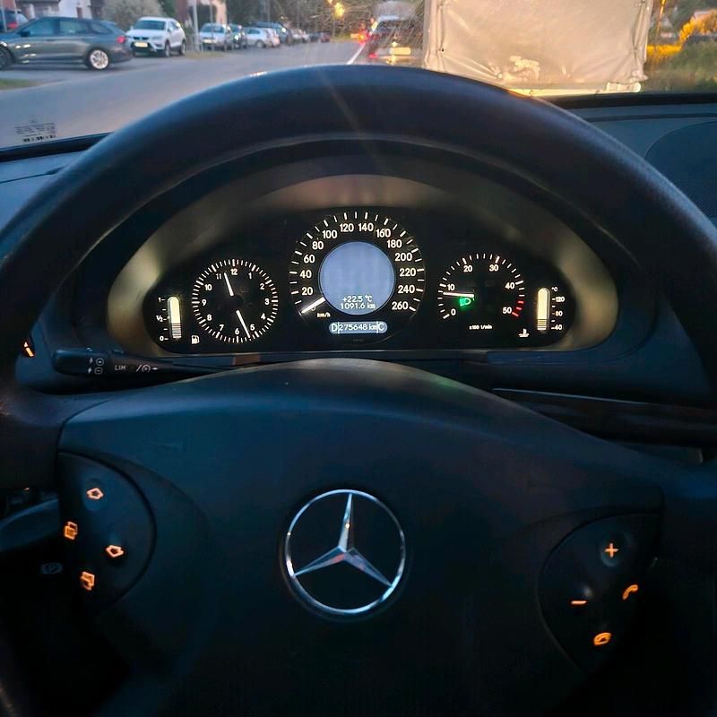 Schwarz Gebraucht 2005 Mercedes E220 Kombi | 2.500 € (Guter Preis) - Bild 1/4