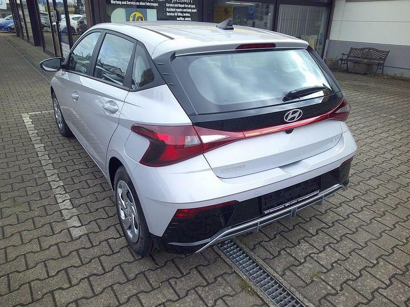 Neu Hyundai i20 Trend 101 PS (74 kW) 2025 Silber Kleinwagen