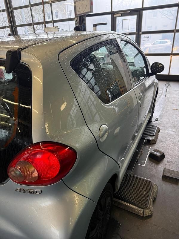 Gebraucht Toyota Aygo 68 PS (50 kW) 2006 Blau Kleinwagen