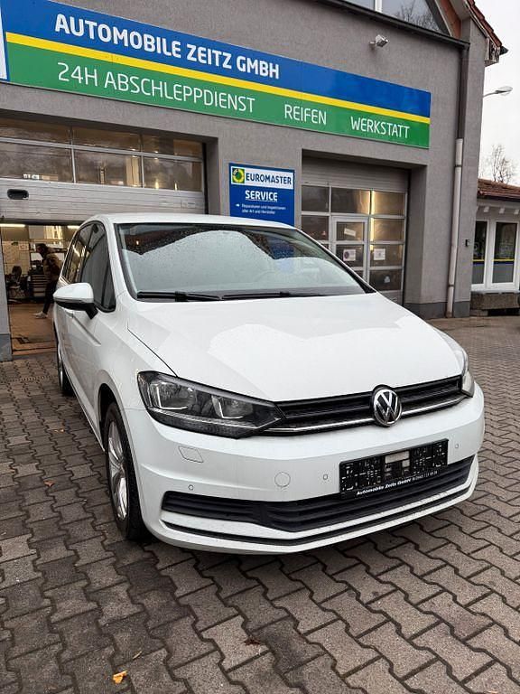 Weiß Gebraucht 2016 VW Touran Trendline Van / Kleinbus | 9.990 € (Teuer) - Bild 1/4