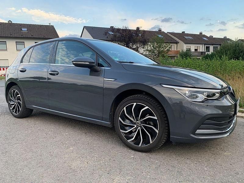 Grau Gebraucht 2020 VW Golf VIII Style Limousine | 20.900 € (Guter Preis) - Bild 1/4