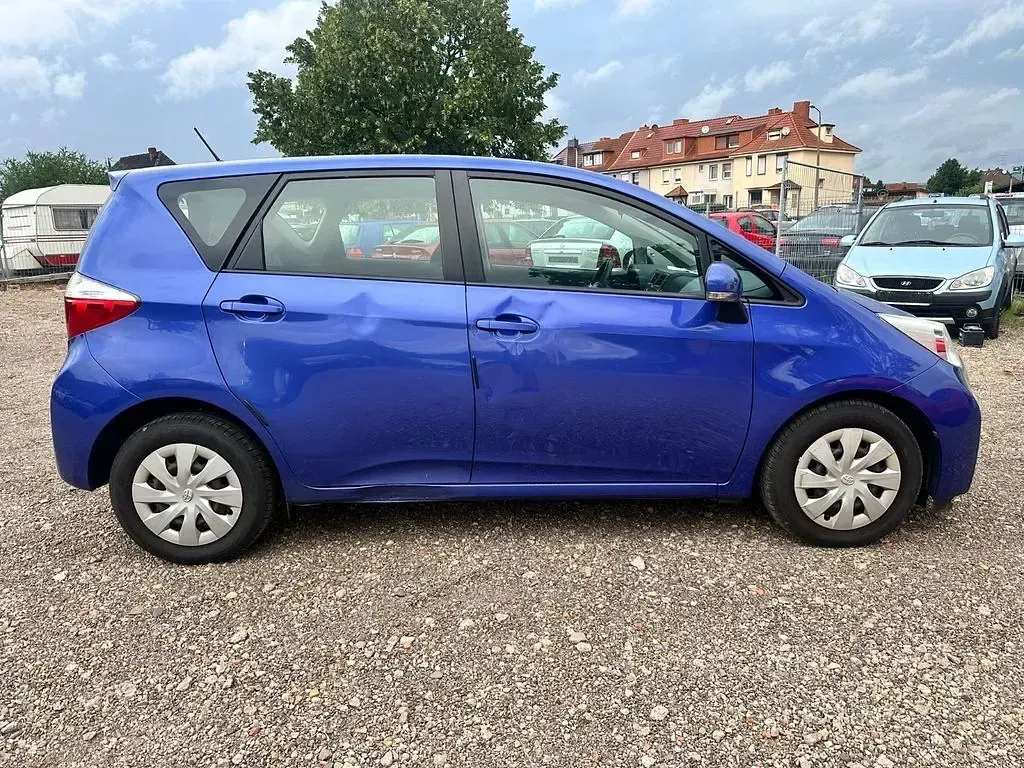 Gebraucht Toyota Verso-S Life 99 PS (72 kW) 2011 Satin blue mm Van / Kleinbus
