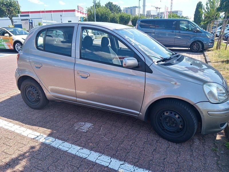 Grau Gebraucht 2003 Toyota Yaris Kleinwagen | 900 € (Guter Preis) - Bild 1/1