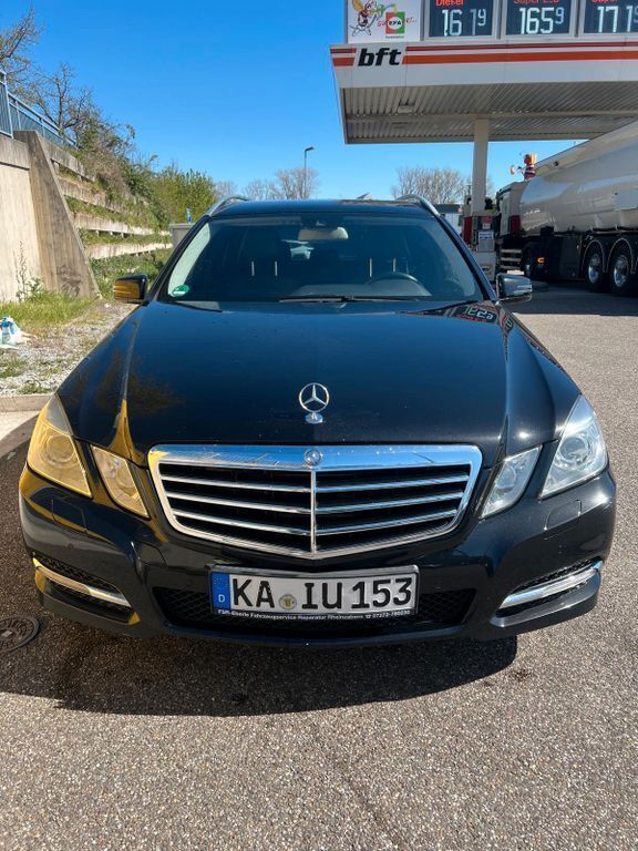 Schwarz Gebraucht 2011 Mercedes E300 Avantgarde Kombi | 9.999 € (Fairer Preis) - Bild 1/4