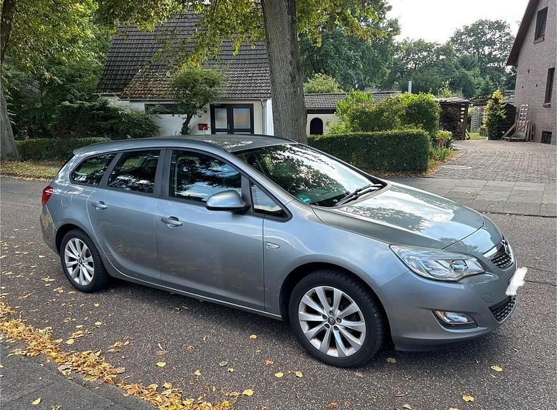 Grau Gebraucht 2012 Opel Astra Kombi | 7.300 € (Teuer) - Bild 1/4