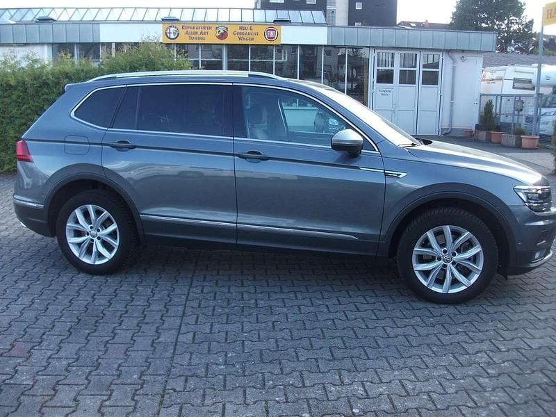 Gebraucht VW Tiguan Allspace Highline 239 PS (175 kW) 2020 Platinium grau met SUV