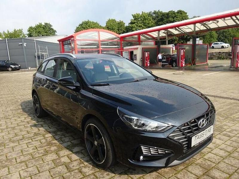 Gebraucht Hyundai i30 Comfort 120 PS (88 kW) 2023 Schwarz Kombi