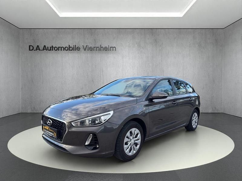 Gebraucht Hyundai i30 Select 101 PS (74 kW) 2017 Grau Kombi
