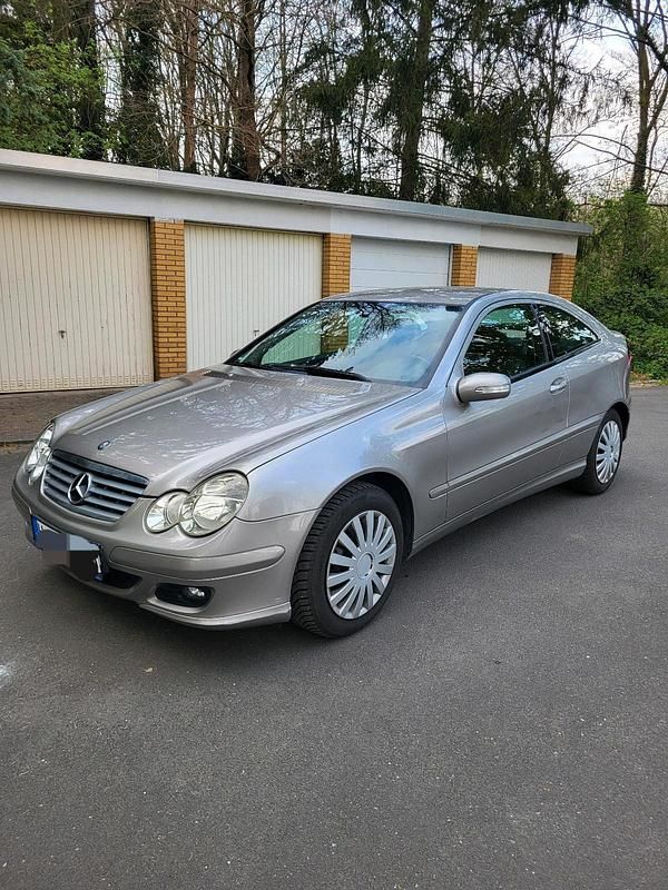 Gebraucht Mercedes C180 143 PS (105 kW) 2007 Gold Coupé