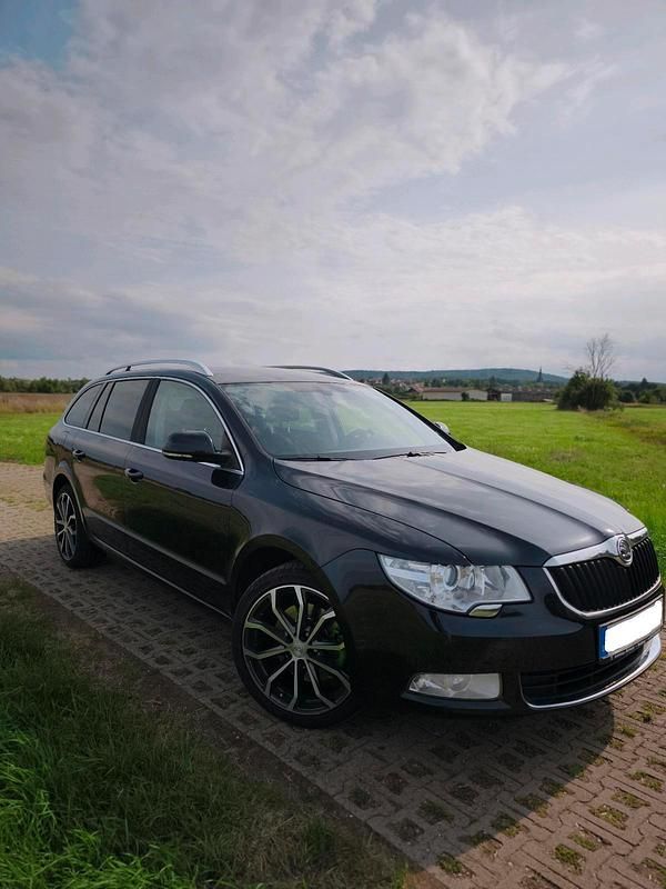 Schwarz Gebraucht 2013 Skoda Superb Kombi | 7.000 € (Guter Preis) - Bild 1/4