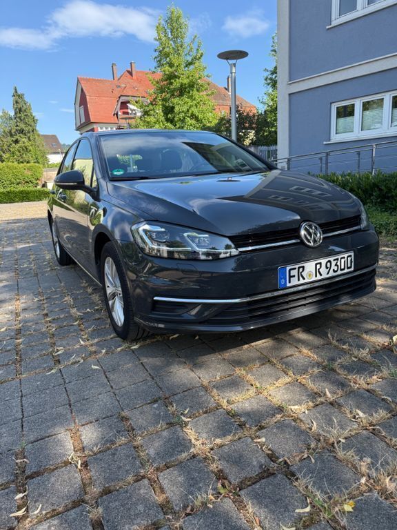 Grau Gebraucht 2017 VW Golf VII Comfortline Limousine | 11.000 € (Superpreis) - Bild 1/4