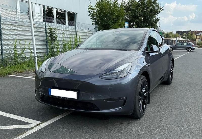 Grau Gebraucht 2022 Tesla Model Y Long Range SUV | 33.500 € (Fairer Preis) - Bild 1/4