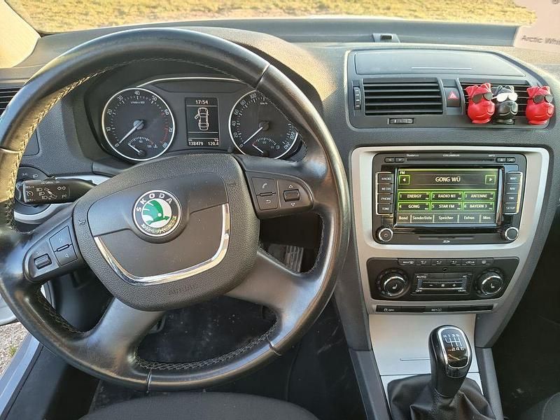 Gebraucht Skoda Octavia Ambition 122 PS (89 kW) 2012 Silber Kombi