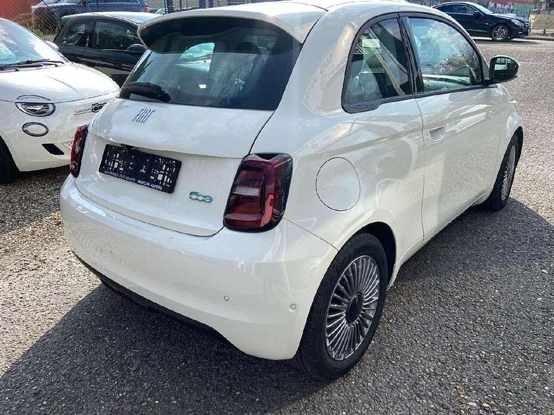 Gebraucht Fiat 500e Basis 86 kW (118 PS) 2023 Colore esterno (arktis weiß) Limousine