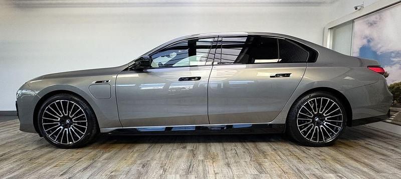 Gebraucht BMW M760 Executive 571 PS (419 kW) 2025 (0c4a) oxidgrau ii metallic Limousine