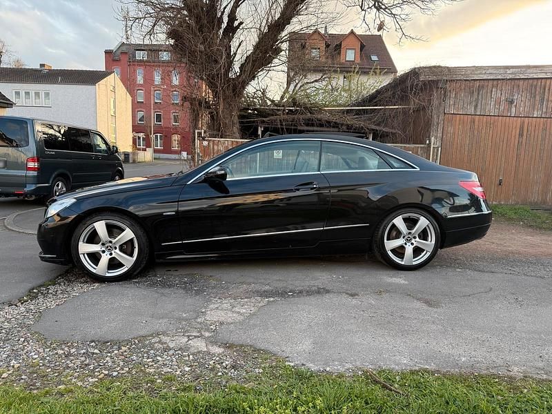 Gebraucht Mercedes E350 292 PS (214 kW) 2009 Schwarz Coupé
