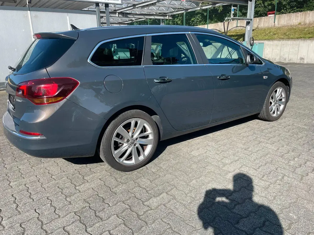 Gebraucht Opel Astra 140 PS (102 kW) 2013 Grau Kombi