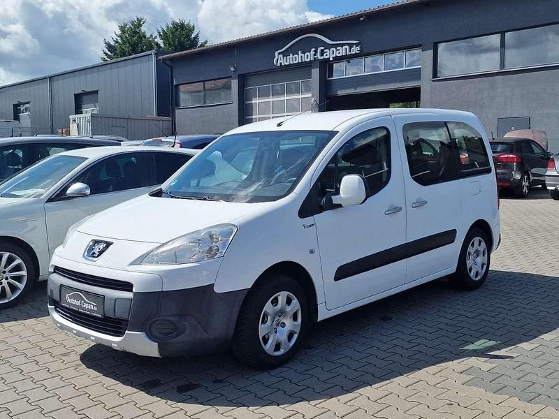 Weiß Gebraucht 2011 Peugeot Partner Tepee Van / Kleinbus | 6.499 € (Etwas zu teuer) - Bild 1/4