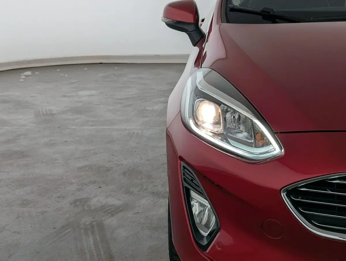 Gebraucht Ford Fiesta Titanium 125 PS (91 kW) 2017 Rubyrot (metallic) Kleinwagen