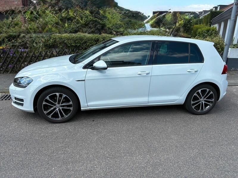 Weiß Gebraucht 2015 VW Golf VII LOUNGE Limousine | 11.500 € (Fairer Preis) - Bild 1/4