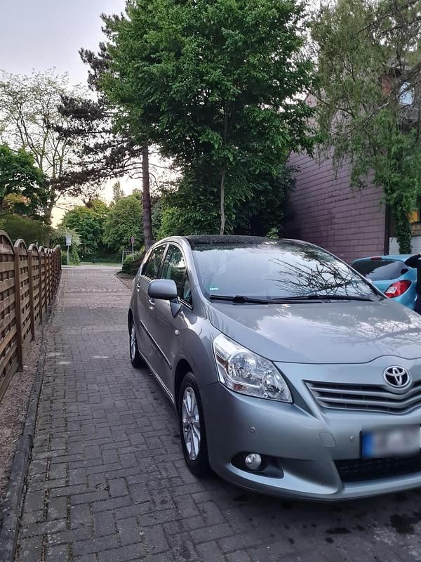 Gebraucht Toyota Verso 126 PS (92 kW) 2011 Silber Van / Kleinbus