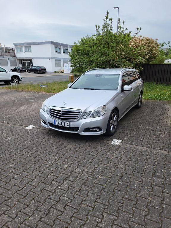 Grau Gebraucht 2010 Mercedes 220 Limousine | 9.800 € - Bild 1/4