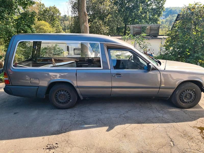 Grau Gebraucht 1988 Mercedes E230 | 2.800 € - Bild 1/4