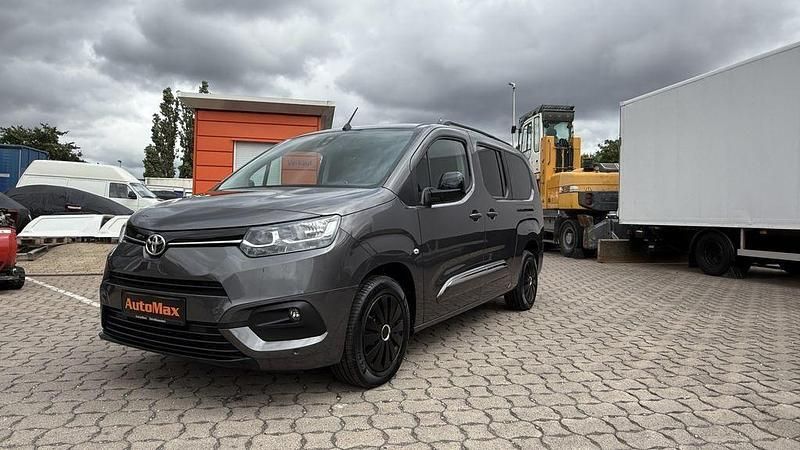 Silber/grau Gebraucht 2023 Toyota Proace Verso City Kombi | 25.980 € (Superpreis) - Bild 1/4