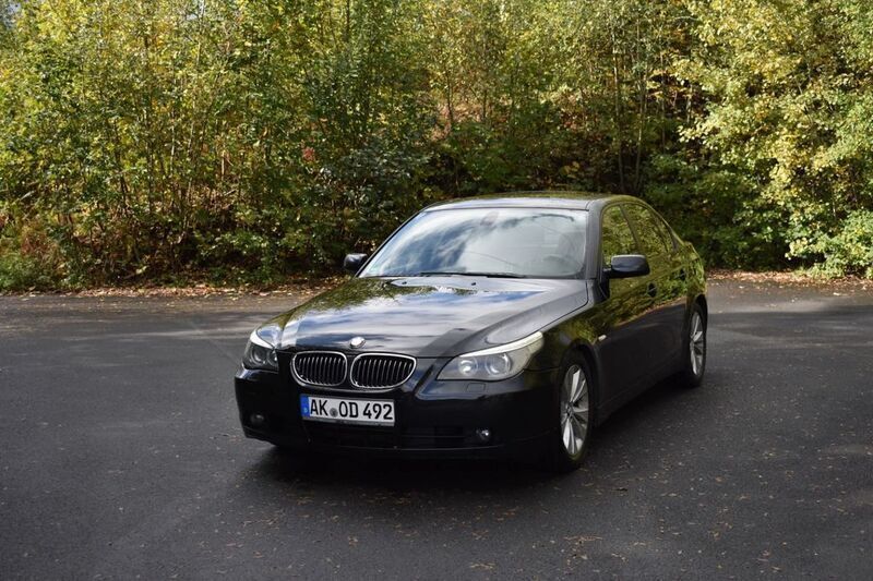Schwarz Gebraucht 2004 BMW 545 Limousine | 6.800 € (Superpreis) - Bild 1/4