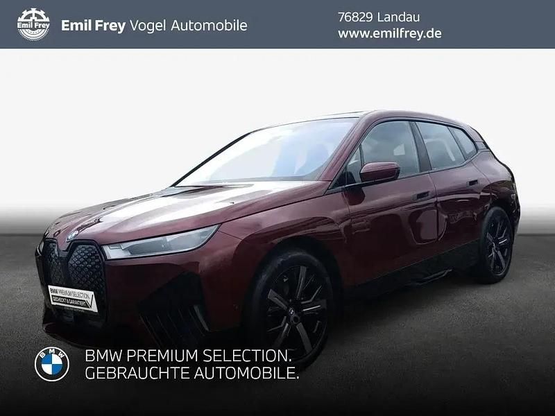 Aventurinrot metallic Gebraucht 2022 BMW iX SUV | 57.890 € (Fairer Preis) - Bild 1/3