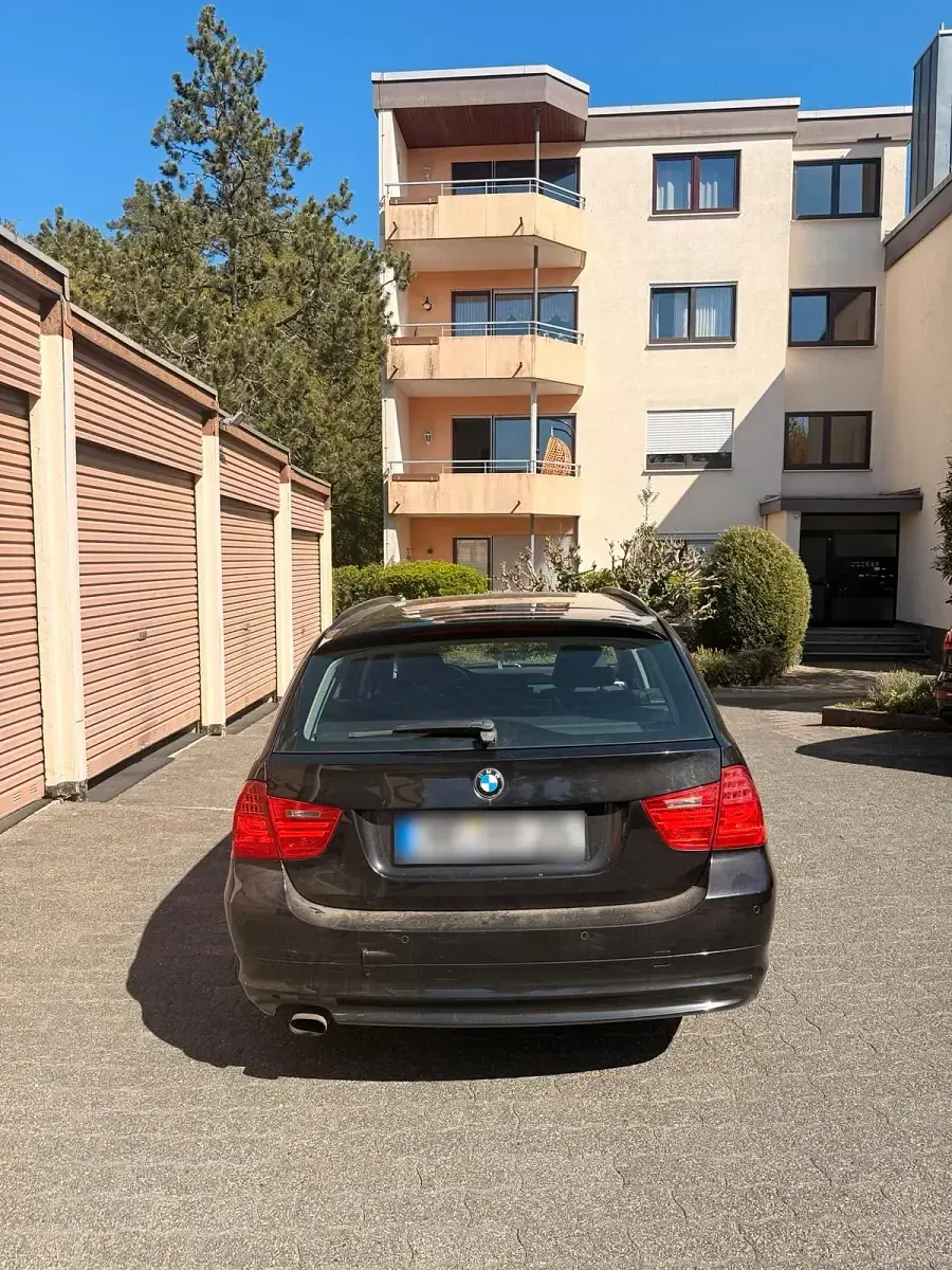 Gebraucht BMW 318 143 PS (105 kW) 2011 Schwarz Kombi