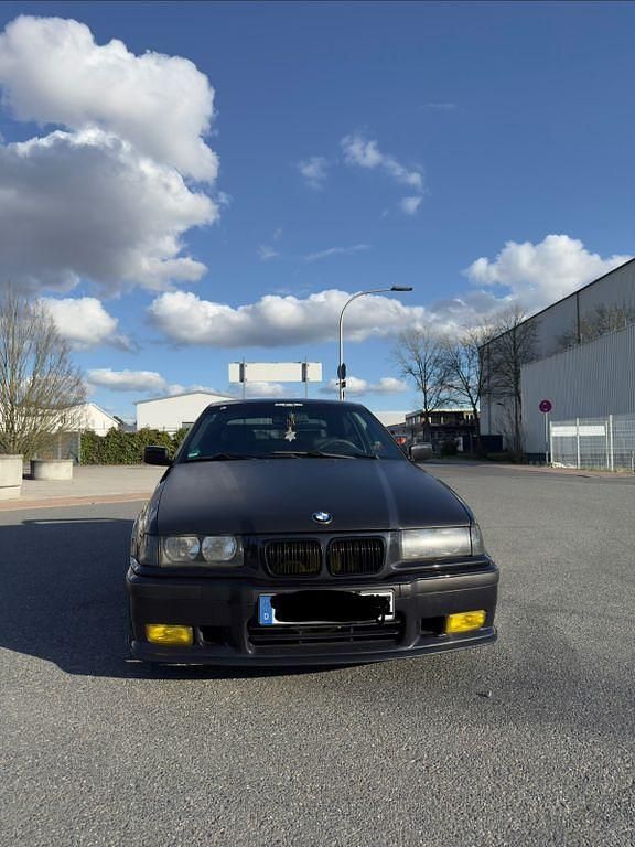 Gebraucht BMW 323 M Sport 170 PS (125 kW) 1997 Schwarz Limousine