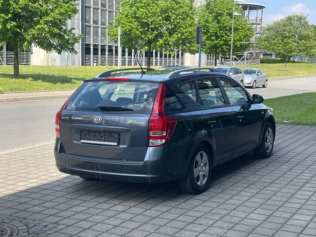 Gebraucht Kia Ceed Sportswagon Vision 109 PS (80 kW) 2010 Grau Kombi