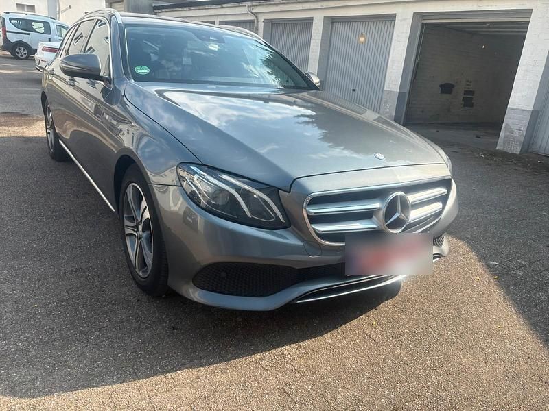 Grau Gebraucht 2017 Mercedes E220 Kombi | 13.600 € (Superpreis) - Bild 1/4