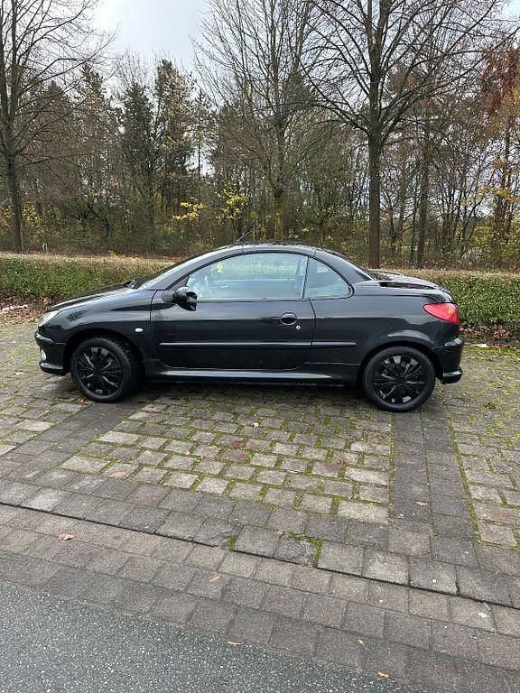 Gebraucht Peugeot 206 CC 109 PS (80 kW) 2004 Schwarz Cabrio
