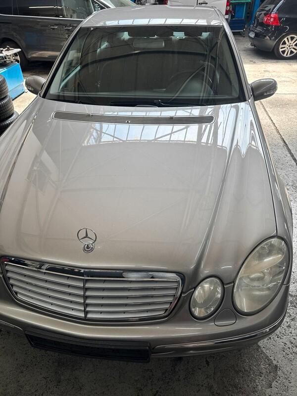 Grau Gebraucht 2004 Mercedes E200 Limousine | 4.977 € - Bild 1/4