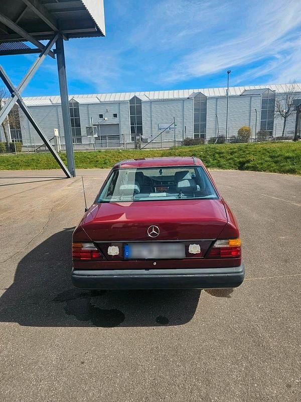 Gebraucht Mercedes E230 143 PS (105 kW) 1985 Rot Limousine