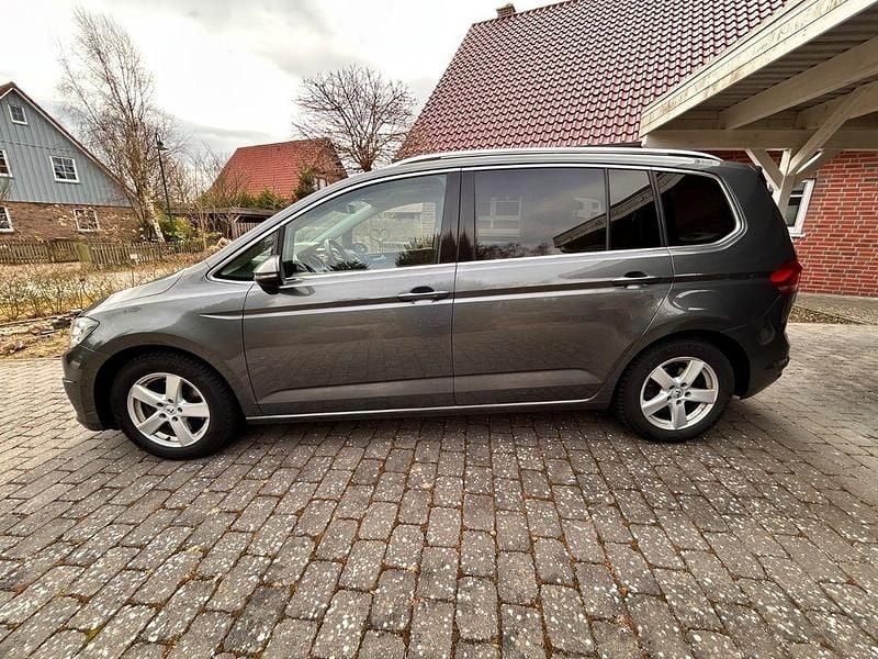 Gebraucht VW Touran Highline 150 PS (110 kW) 2017 Grau Van / Kleinbus