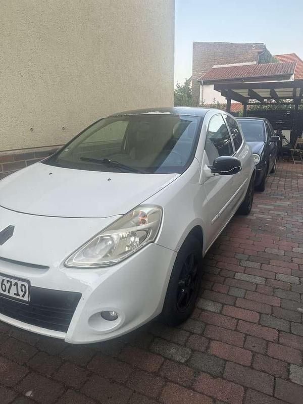 Gebraucht 2011 Renault Clio II Luxe Limousine | 1.900 € (Etwas zu teuer) - Bild 1/4