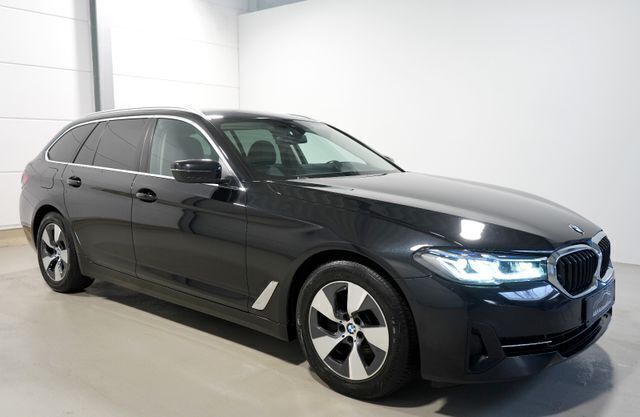 Schwarz Gebraucht 2022 BMW 520 Sport Line Kombi | 25.900 € (Guter Preis) - Bild 1/4
