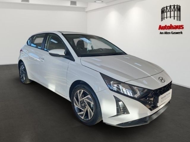 Atlas white / sol (weiss) Gebraucht 2024 Hyundai i20 Trend Kleinwagen | 18.985 € (Fairer Preis) - Bild 1/4