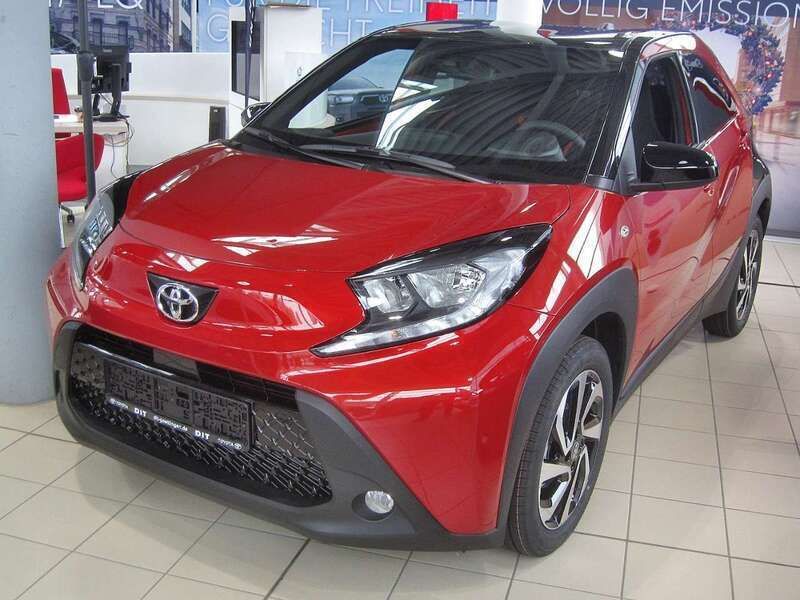 Chili red metallic / night sky Neu 2025 Toyota Aygo Kleinwagen | 16.790 € - Bild 1/4