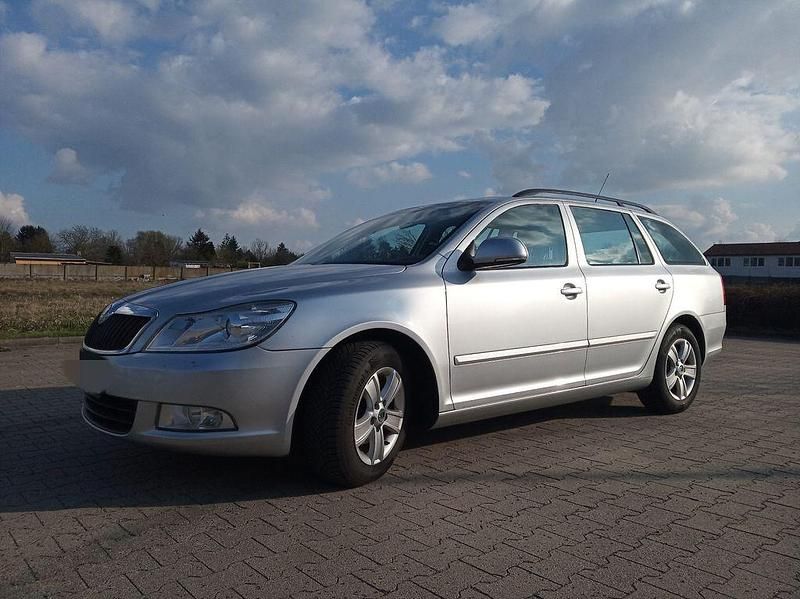 Gebraucht Skoda Octavia Ambition 105 PS (77 kW) 2011 Silber Kombi