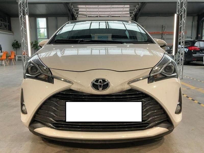 Weiß Gebraucht 2019 Toyota Yaris Club Limousine | 11.500 € (Guter Preis) - Bild 1/4