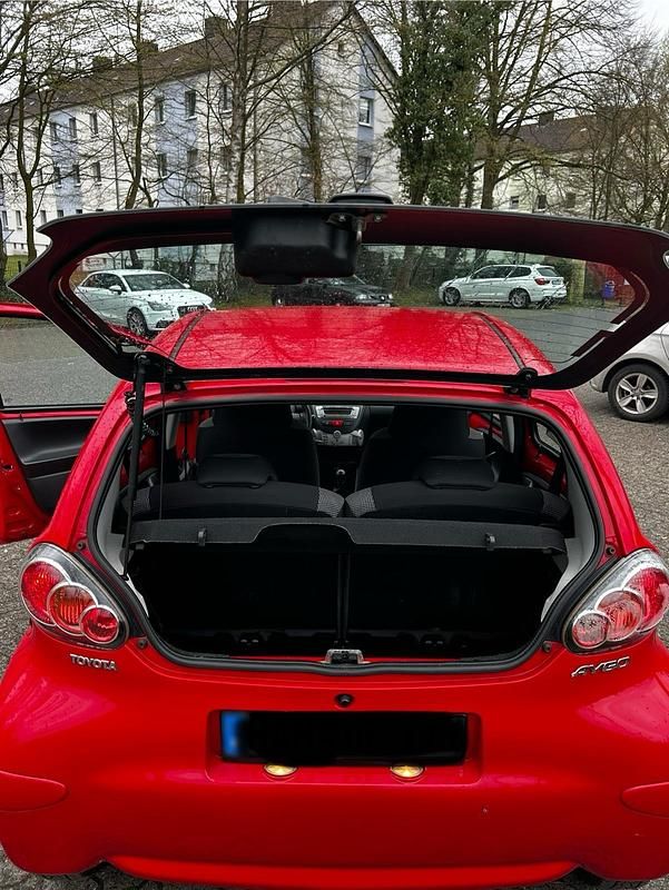 Gebraucht Toyota Aygo 68 PS (50 kW) 2012 Rot Kleinwagen