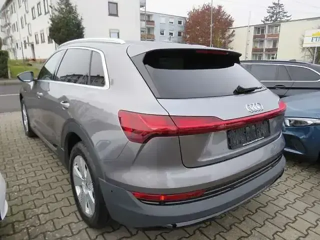 Używany Audi e-tron Basis 300 kW (408 KM) 2021 Szary SUV