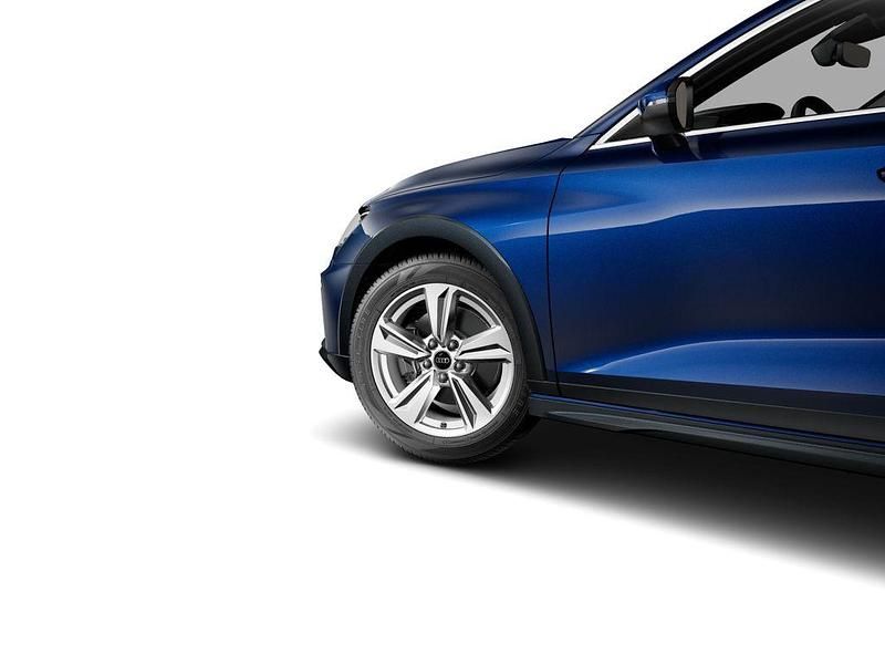 Gebraucht Audi A3 Ambiente 150 PS (110 kW) 2025 Blau (navarrablau metallic) Limousine