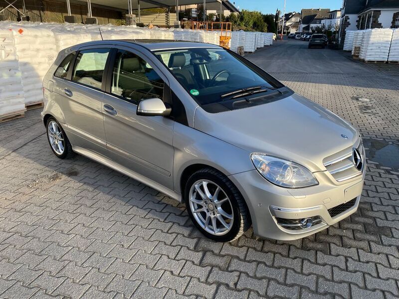 Silber Gebraucht 2011 Mercedes B200 Van / Kleinbus | 6.900 € (Fairer Preis) - Bild 1/4